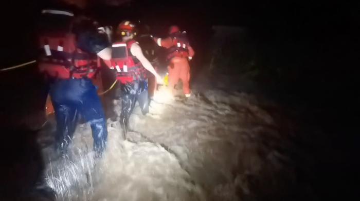 辽宁葫芦岛市已救出被困群众185人，一场与时间赛跑的硬仗，背后是这些人的拼尽全力