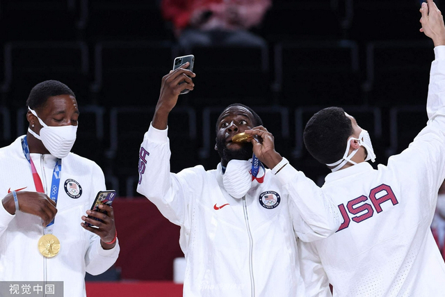 美国男篮成员通道内展示金牌，那一刻，金牌不仅是荣誉，更是全队的呼吸
