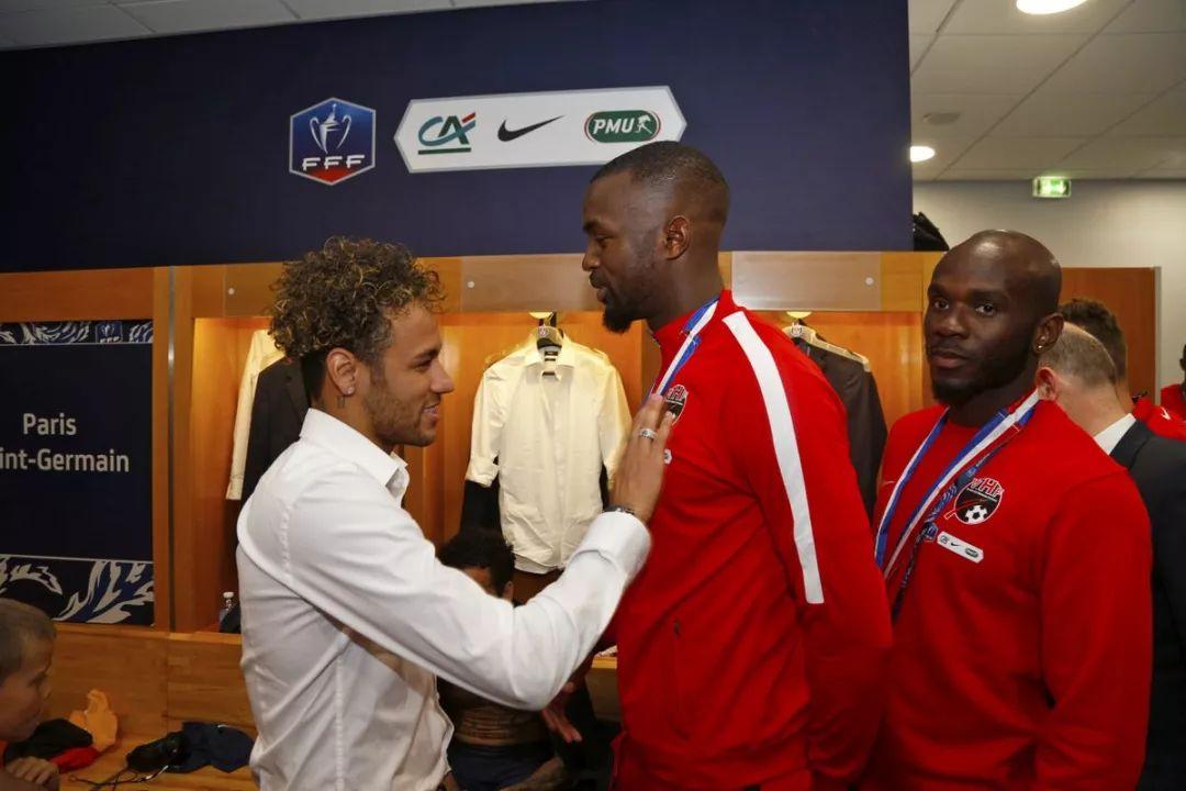 欧塞尔vs朗斯赛果，一场让法甲格局悄然生变的硬仗